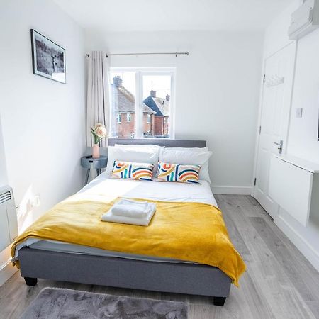No 01 Small Studio Flat In Aylesbury Town Station Экстерьер фото