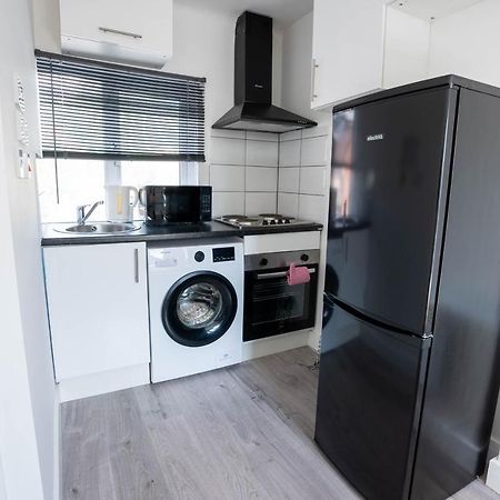 No 01 Small Studio Flat In Aylesbury Town Station Экстерьер фото