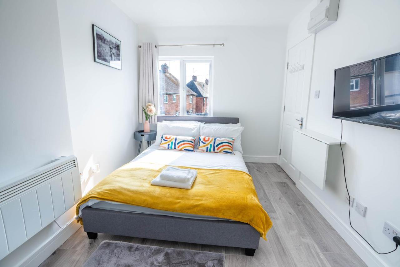 No 01 Small Studio Flat In Aylesbury Town Station Экстерьер фото