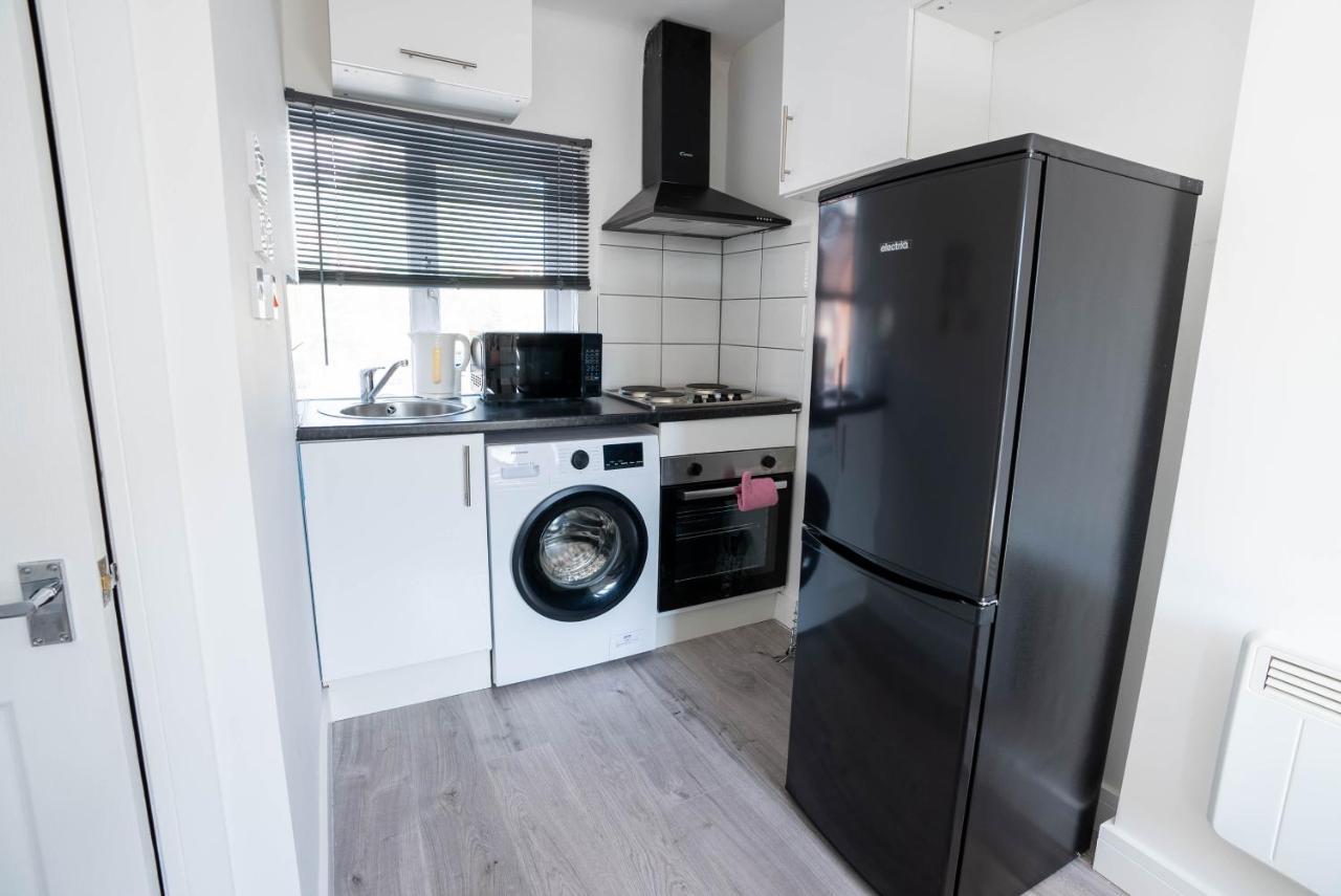 No 01 Small Studio Flat In Aylesbury Town Station Экстерьер фото