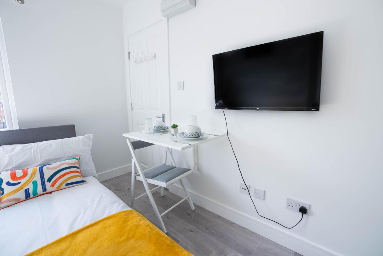 No 01 Small Studio Flat In Aylesbury Town Station Экстерьер фото