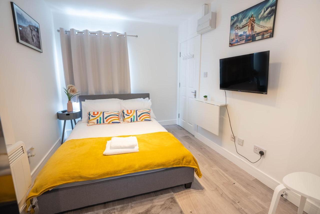 No 01 Small Studio Flat In Aylesbury Town Station Экстерьер фото